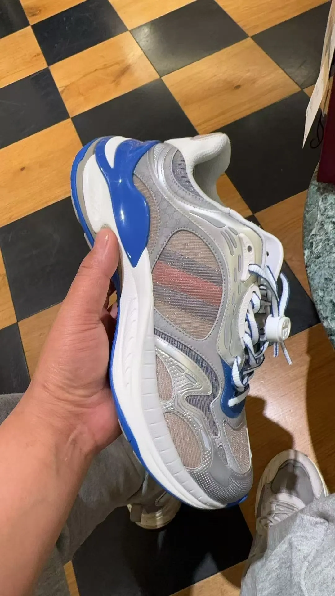 [G Home] P:920💰 Men’s size comes out first Size: 39-45 (45 customized) 2025Gucci series 2.0 sports shoes are made with heavy investment❤️‍🔥❤️‍🔥❤️‍🔥Renewed interpretation of the brand's iconic striped webbing elements😍😍When retro genes collide with futuristic design🎊🎊This new pair of Gucci shoes directly reaches the trend threshold💥 ✔️Color combination of caron contrast + classic stripes, GG reflective piping, visual impact, and comes with a high-light filter for street use ✔️ The structure is made of multi-layer splicing of different materials, mesh is breathable, leather is shaped, and the outsole is made of EVA foam and TPU. 😍😍😍Fashion and practicality are both online ✔️ Detailed double G midsole + iconic double G lock shoelaces, retro DNA is crazy and restless, and every step is based on the trendy aesthetic ❤️❤️❤��❤️